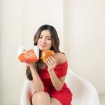 Belle Mariano Instagram - My favorite! Spicy Chicken Sandwich Supreme ❤️ Try it out now! @jollibee