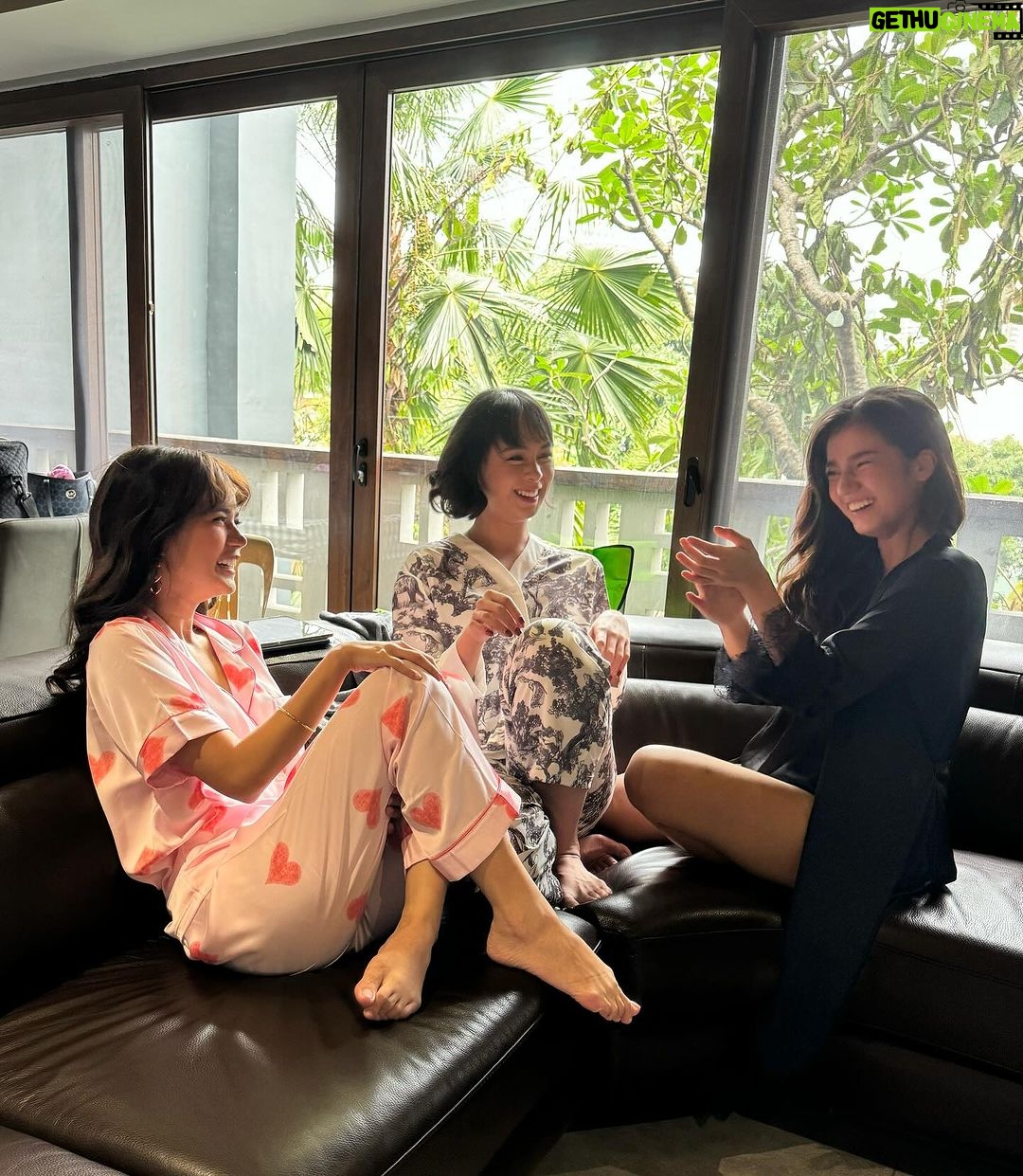 Belle Mariano Instagram - Spilling Tea with the Tiu girls..😉 Catch #CantBuyMeLove to find out ❤️
