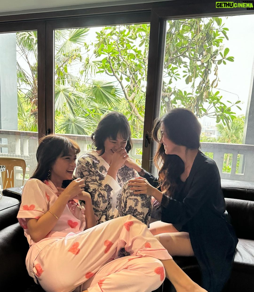 Belle Mariano Instagram - Spilling Tea with the Tiu girls..😉 Catch #CantBuyMeLove to find out ❤️