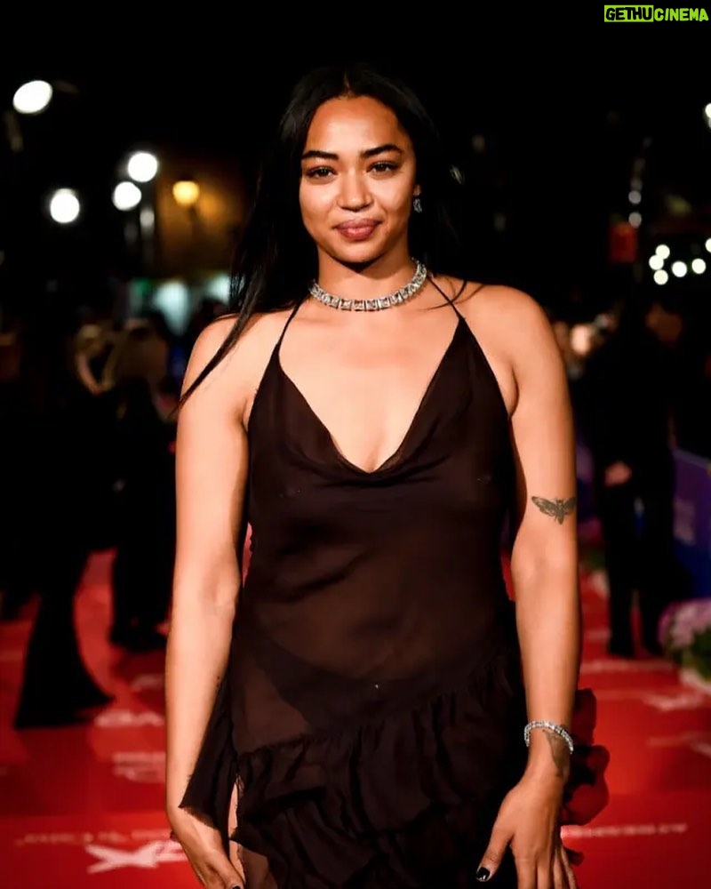 Berta Vázquez - 39K Likes - Thankyooo @palomospain @swarovski @festivalmalaga
No make up , you just need some eyebrows with the help of @carmendejuan
Dressing help with @mariavinagreincrime