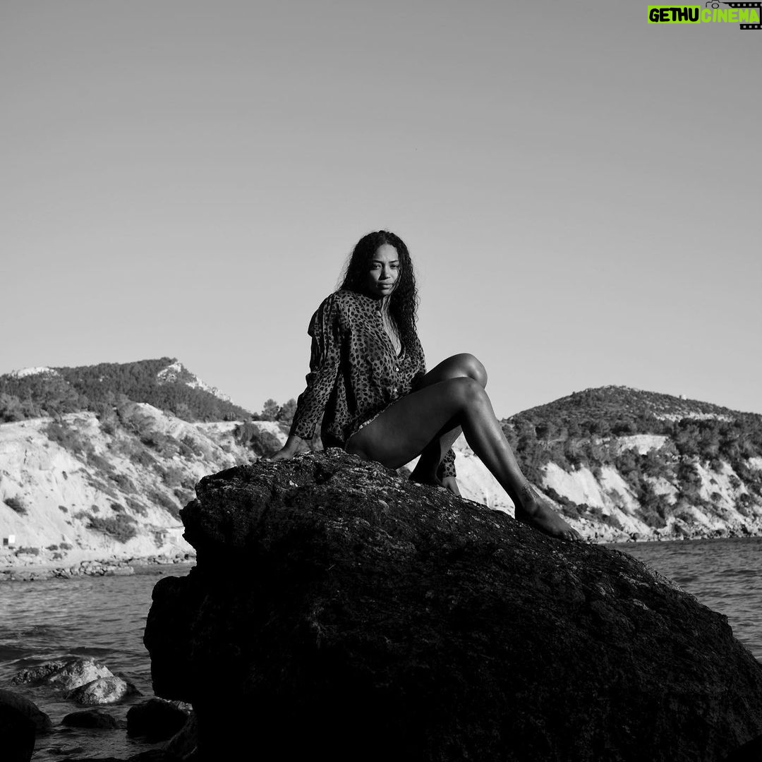 Berta Vázquez - 36.9K Likes - Xxx b&w feelings - good stuff