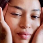Berta Vázquez Instagram – Habéis oído hablar del retinol?
El derivado de la vitamina A que estimula el colágeno de nuestra piel?
Esto lo avala la ciencia. Como todo lo que hace @neutrogenaespana! 
@neutrogenaespana ha lanzado esta línea Retinol Boost para el cuidado de nuestra piel.
Su fórmula está basada en el retinol puro!
¡Pero también incluye ácido hialurónico y extracto de mirto! El ácido hialurónico hidrata la piel en profundidad, y el extracto de mirto potencia el retinol! Un chute de colágeno e hidratación!
Si eres nuev@ con el retinol tendrás que ir poco a poco. Usando solo la crema o el serum (conforme la textura que quieras) las 3 primeras semanas…
¡Mejor de noche!
En la 4 semana puedes incorporar el contorno de ojos en días alternos y a partir de la 6 semana uso diario ¡siempre con protección!
En 8 semanas, verás un cambio de:
– 47% menos de arrugas
– 48 % menos de manchas
– 45% piel apagada

#NeutrogenaKnowsMeWell 
#BeautyBoosters
#ad