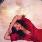 Berta Vázquez Instagram - Elige el rojo , como símbolo de fuerza, de pasión para despedir todo lo que fue este año y todo lo que viene @intimissimiofficial #intimissimigirls #intimissimi #publi