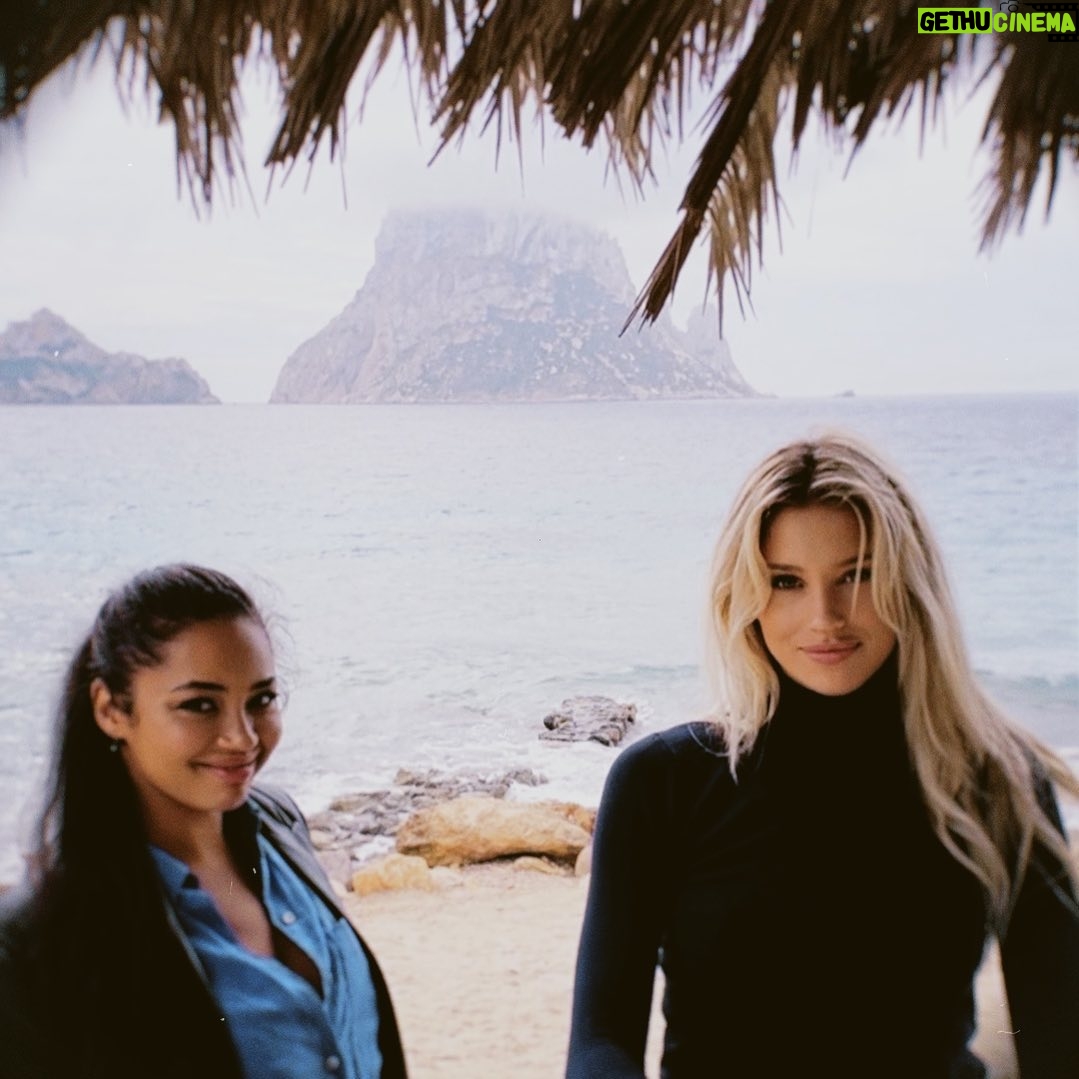 Berta Vázquez Instagram - @dorach9 with my beautiful sister :)