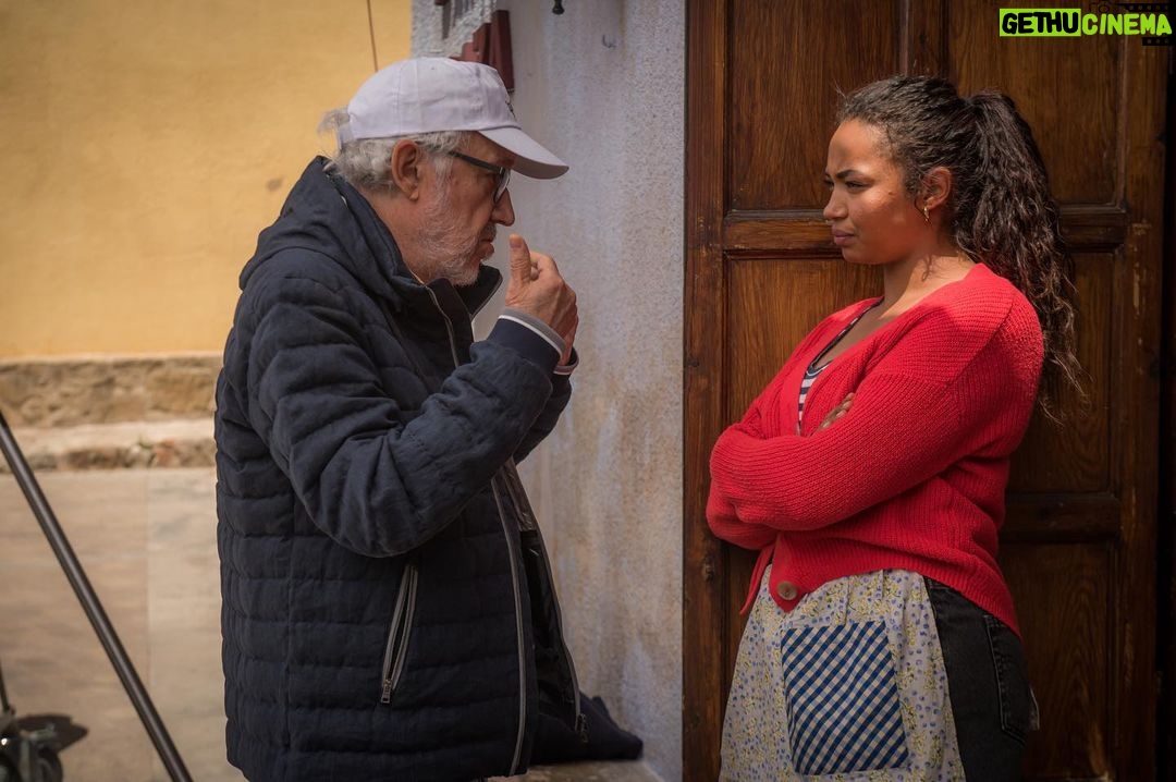 Berta Vázquez Instagram - 5 días para el estreno mundial de nuestra comedia UN HIPSTER EN LA ESPAÑA VACÍA en @primevideoes ✨ 1- bailando en silencio con @lalotenorio_ 2- charlando con el director antes de entrar en escena 3- un camerino y dos tontos muy tontos