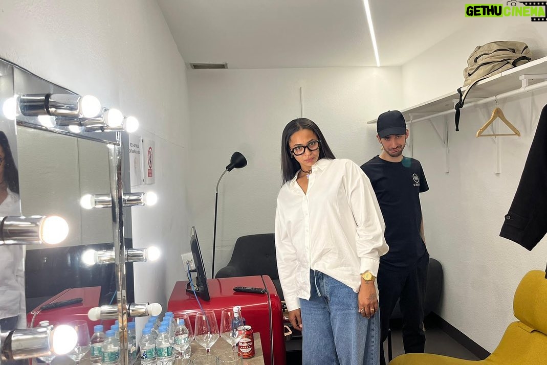 Berta Vázquez Instagram - 5 días para el estreno mundial de nuestra comedia UN HIPSTER EN LA ESPAÑA VACÍA en @primevideoes ✨ 1- bailando en silencio con @lalotenorio_ 2- charlando con el director antes de entrar en escena 3- un camerino y dos tontos muy tontos