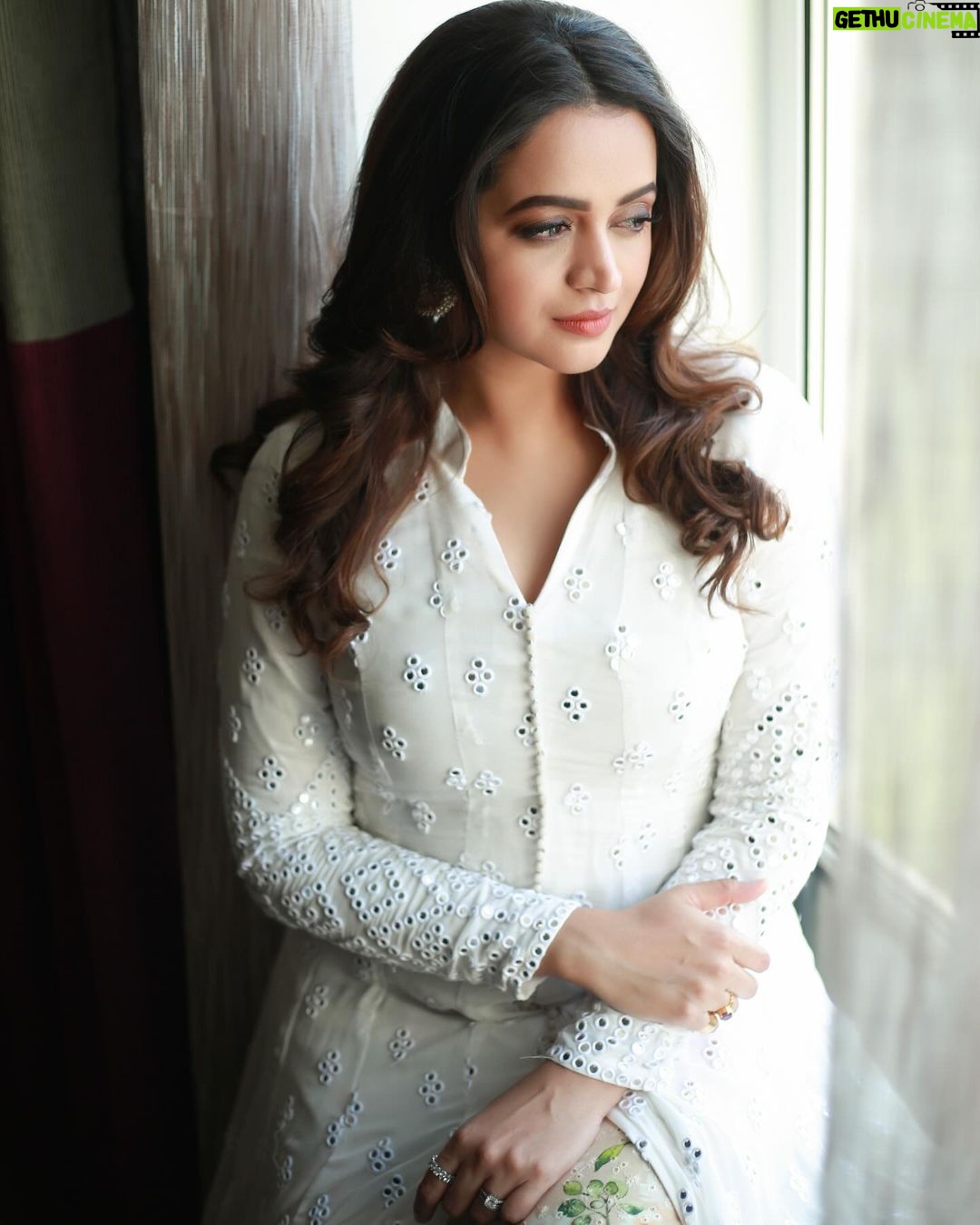 Bhavana Instagram - No colour will ever be brighter for me than White 🤍 Outfit & Styling @sabarinathk_ Photography @pranavraaaj Makeup @renjurenjimar Hair @sudhiar.hairandmakeup Makeup Assistant @surya_ishaan #Bhavana #BhavanaMenon #Mrsjune6