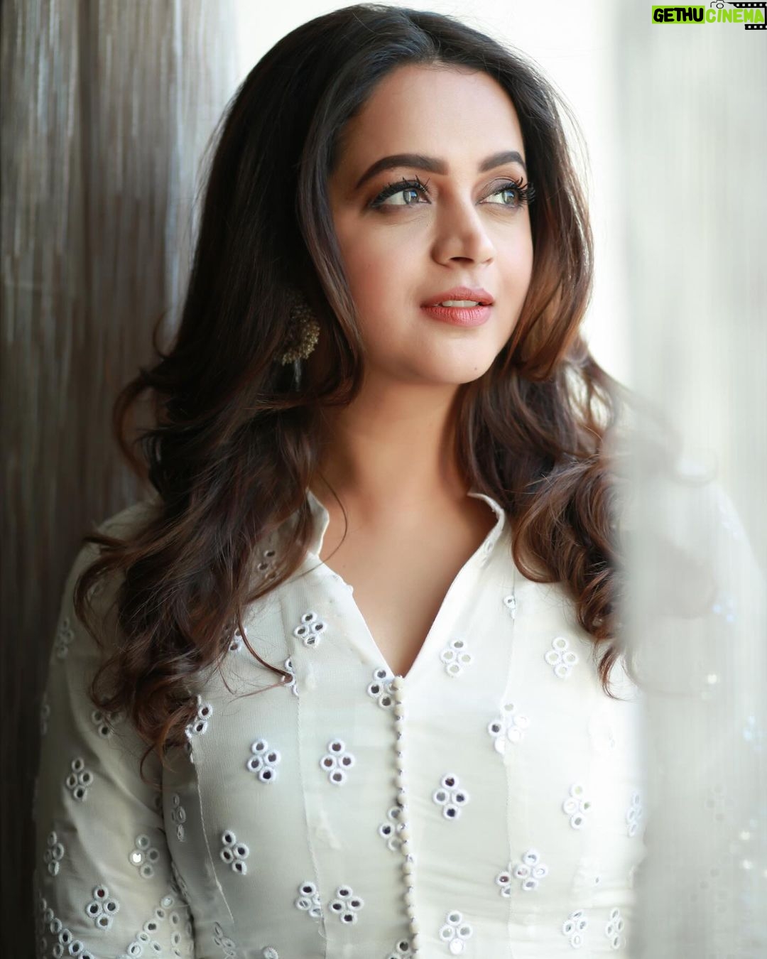 Bhavana Instagram - No colour will ever be brighter for me than White 🤍 Outfit & Styling @sabarinathk_ Photography @pranavraaaj Makeup @renjurenjimar Hair @sudhiar.hairandmakeup Makeup Assistant @surya_ishaan #Bhavana #BhavanaMenon #Mrsjune6