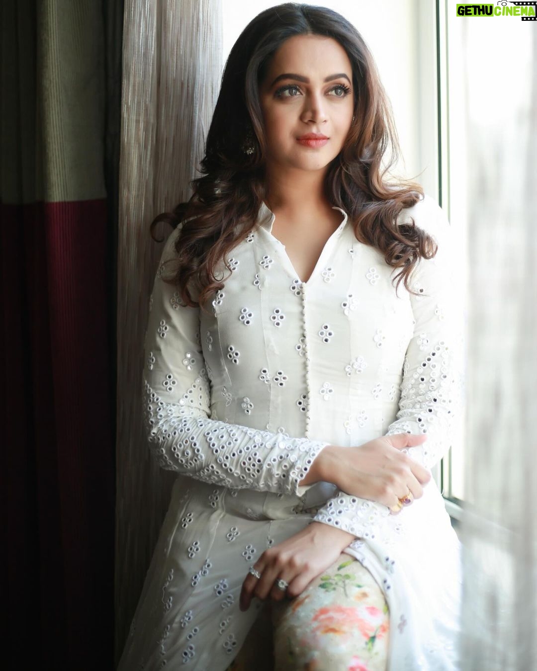 Bhavana Instagram - No colour will ever be brighter for me than White 🤍 Outfit & Styling @sabarinathk_ Photography @pranavraaaj Makeup @renjurenjimar Hair @sudhiar.hairandmakeup Makeup Assistant @surya_ishaan #Bhavana #BhavanaMenon #Mrsjune6