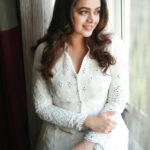 Bhavana Instagram - No colour will ever be brighter for me than White 🤍 Outfit & Styling @sabarinathk_ Photography @pranavraaaj Makeup @renjurenjimar Hair @sudhiar.hairandmakeup Makeup Assistant @surya_ishaan #Bhavana #BhavanaMenon #Mrsjune6