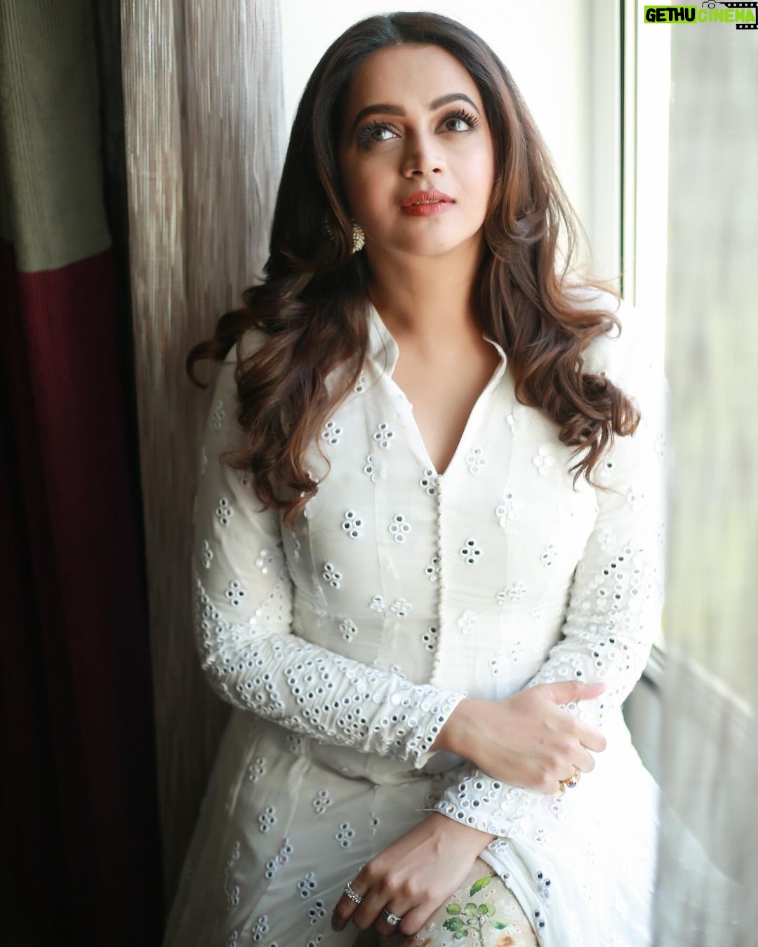 Bhavana Instagram - No colour will ever be brighter for me than White 🤍 Outfit & Styling @sabarinathk_ Photography @pranavraaaj Makeup @renjurenjimar Hair @sudhiar.hairandmakeup Makeup Assistant @surya_ishaan #Bhavana #BhavanaMenon #Mrsjune6
