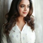 Bhavana Instagram - No colour will ever be brighter for me than White 🤍 Outfit & Styling @sabarinathk_ Photography @pranavraaaj Makeup @renjurenjimar Hair @sudhiar.hairandmakeup Makeup Assistant @surya_ishaan #Bhavana #BhavanaMenon #Mrsjune6