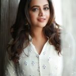 Bhavana Instagram - No colour will ever be brighter for me than White 🤍 Outfit & Styling @sabarinathk_ Photography @pranavraaaj Makeup @renjurenjimar Hair @sudhiar.hairandmakeup Makeup Assistant @surya_ishaan #Bhavana #BhavanaMenon #Mrsjune6