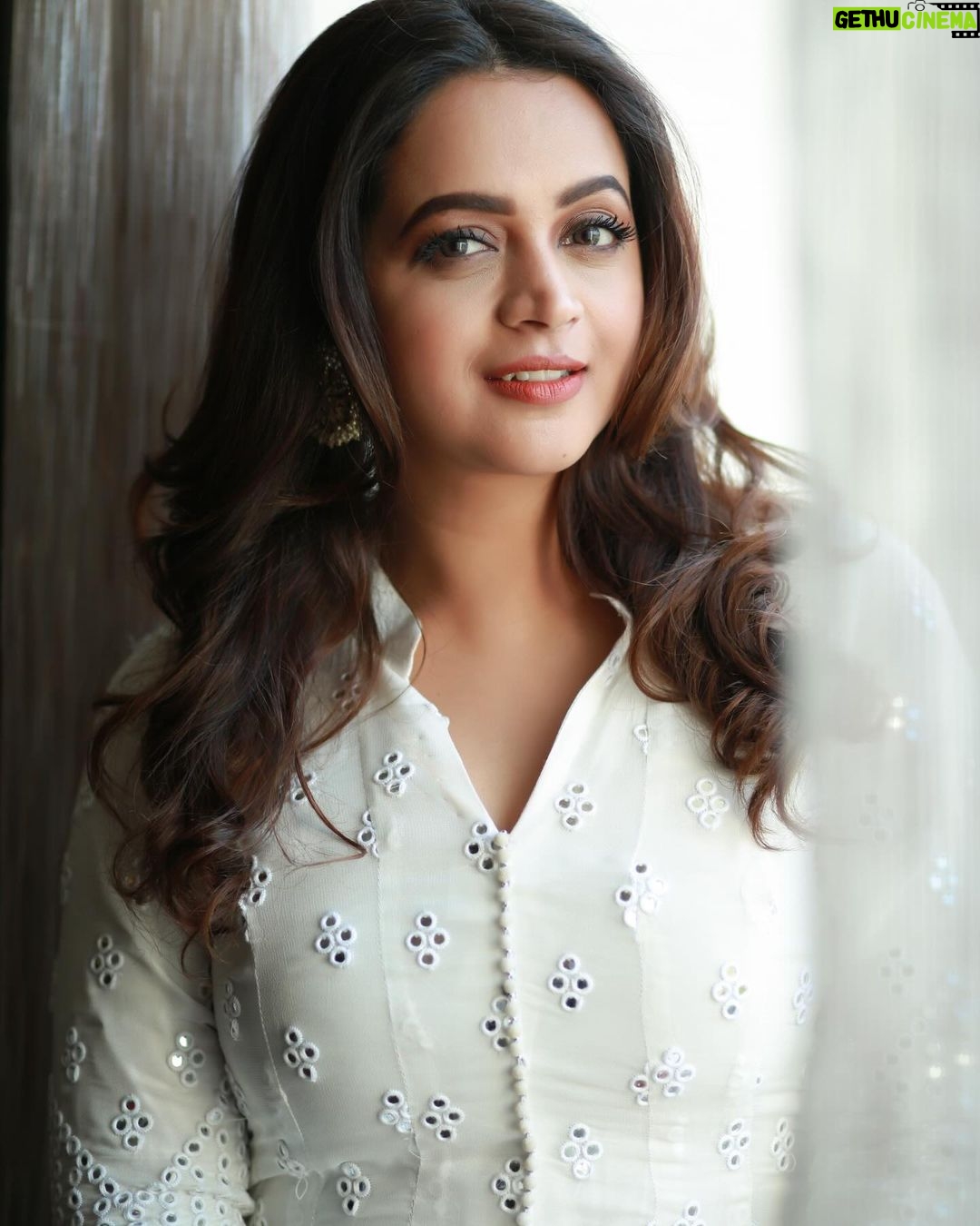Bhavana Instagram - No colour will ever be brighter for me than White 🤍 Outfit & Styling @sabarinathk_ Photography @pranavraaaj Makeup @renjurenjimar Hair @sudhiar.hairandmakeup Makeup Assistant @surya_ishaan #Bhavana #BhavanaMenon #Mrsjune6