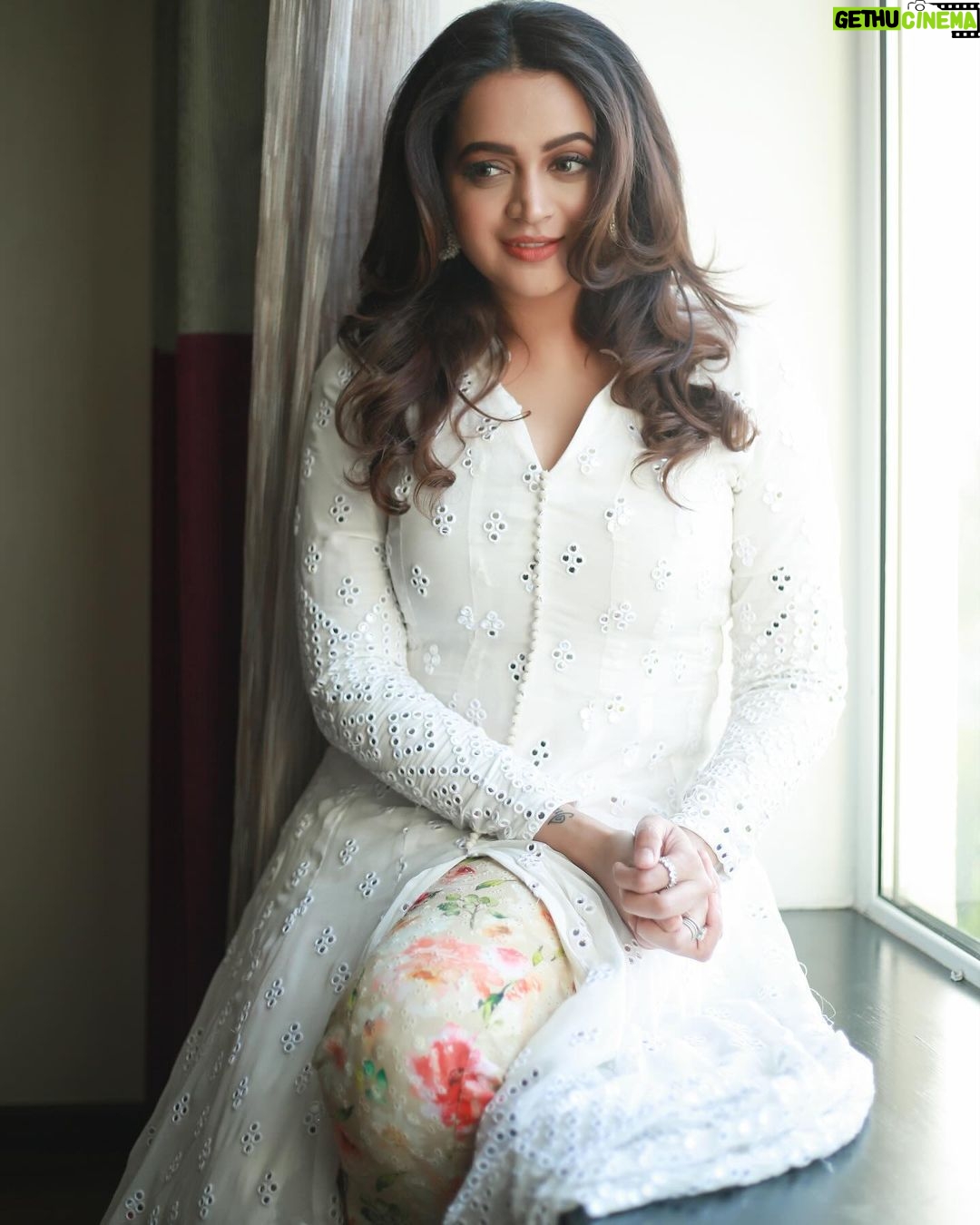 Bhavana Instagram - No colour will ever be brighter for me than White 🤍 Outfit & Styling @sabarinathk_ Photography @pranavraaaj Makeup @renjurenjimar Hair @sudhiar.hairandmakeup Makeup Assistant @surya_ishaan #Bhavana #BhavanaMenon #Mrsjune6