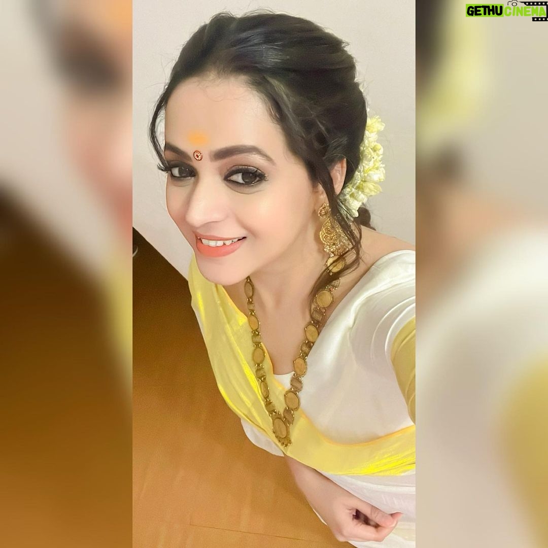 Bhavana Instagram - 🌸🌼🌺🌸🌼🏵️🌺🌸🌼🌺🌸 Wishing you all a very Happy and Prosperous ONAM #HappyOnam #OnamSelfies #Onam2023 #Bhavana #BhavanaMenon #Mrsjune6