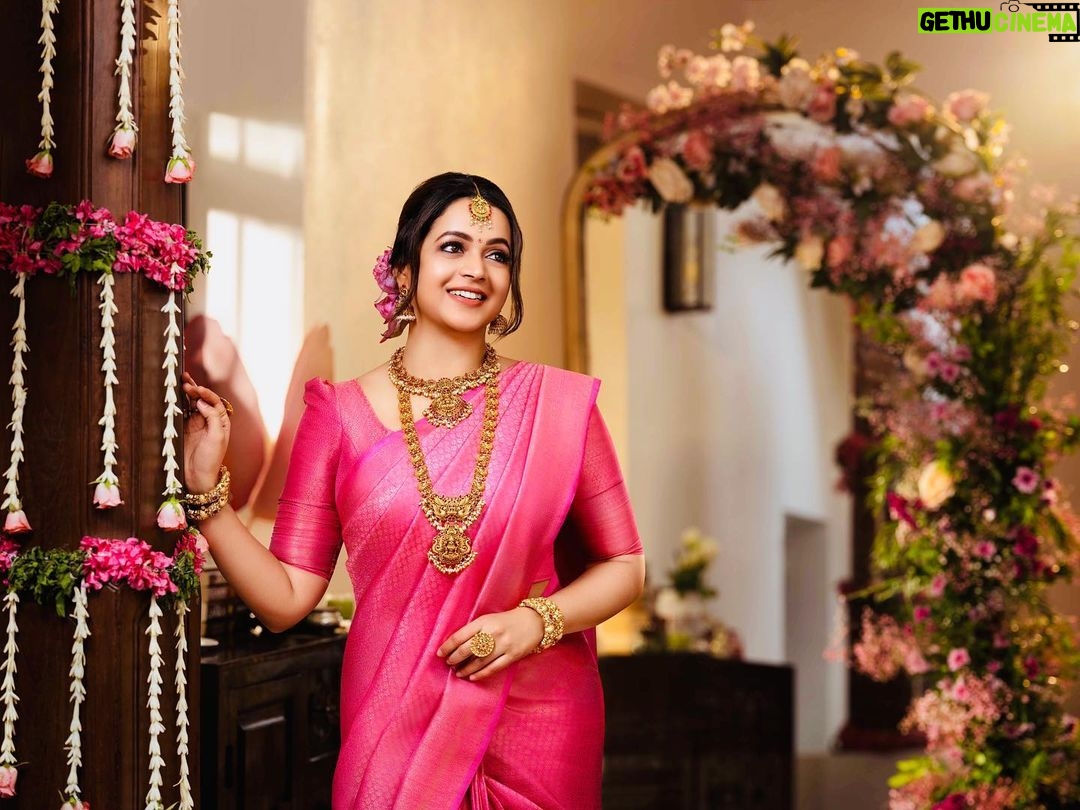Bhavana Instagram - 🌸 Jewellery @bhagya.gold Saree @sameerasaneesh Photography @arunmathewam Makeup & Hair @jaanmonidasofficial Agency @relations.media Celebrity Management @naresshkrishna #Bhavana #BhavanaMenon #Mrsjune6