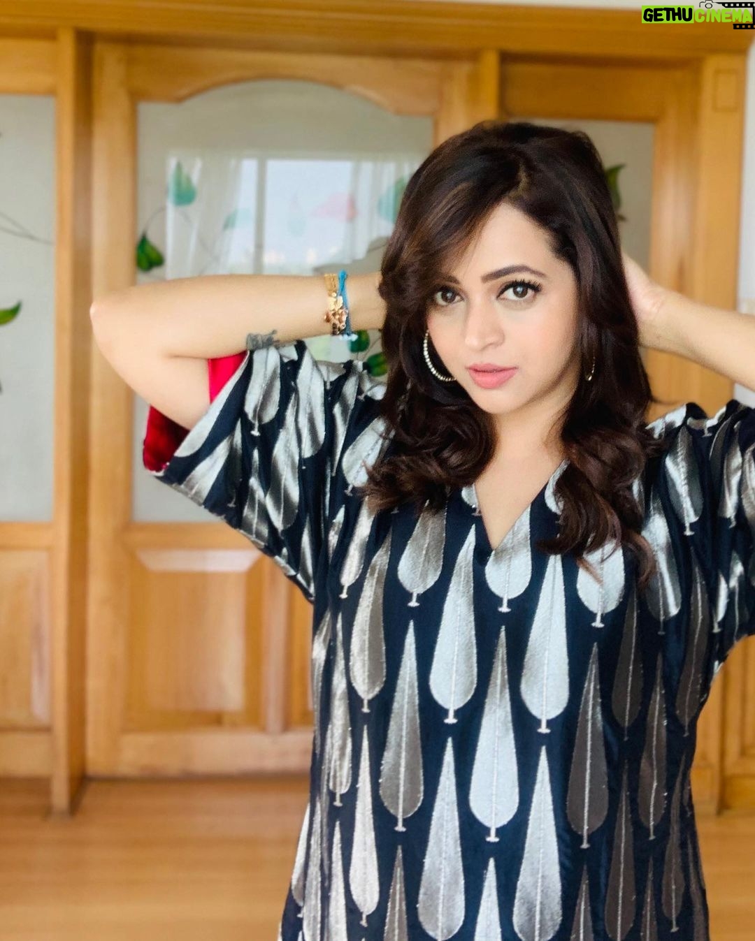 Bhavana Instagram - 🩶🤍🩶🤍 Outfit @jugalbandhi Styling @sabarinathk_ 📸 @pranavraaaj #Bhavana #BhavanaMenon #Mrsjune6