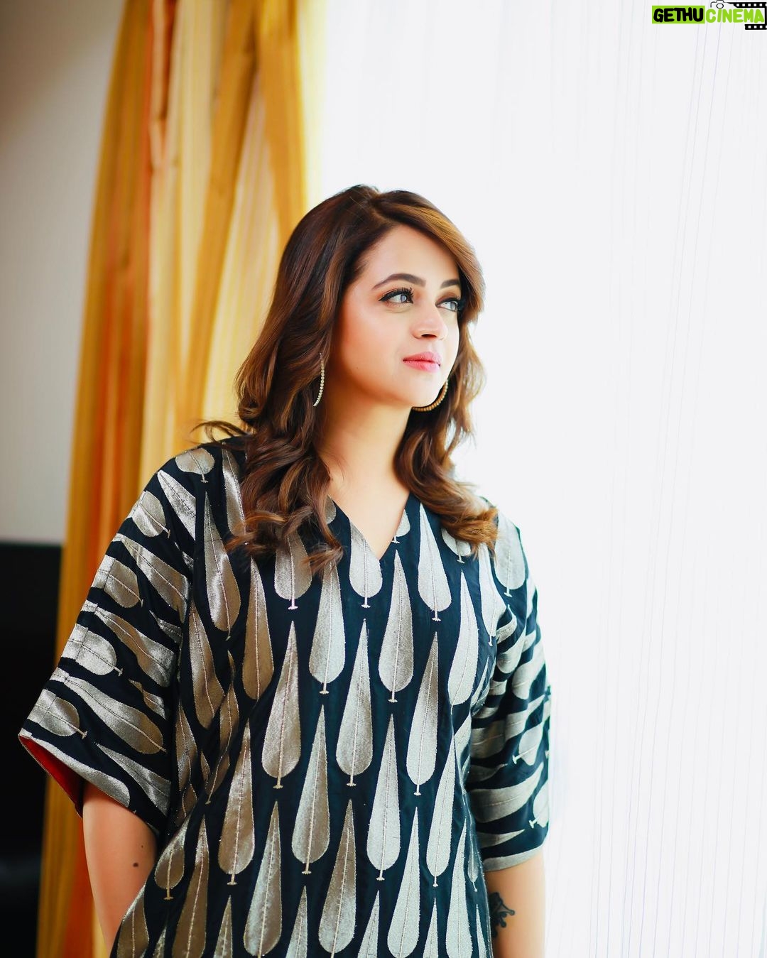 Bhavana Instagram - 🩶🤍🩶🤍 Outfit @jugalbandhi Styling @sabarinathk_ 📸 @pranavraaaj #Bhavana #BhavanaMenon #Mrsjune6