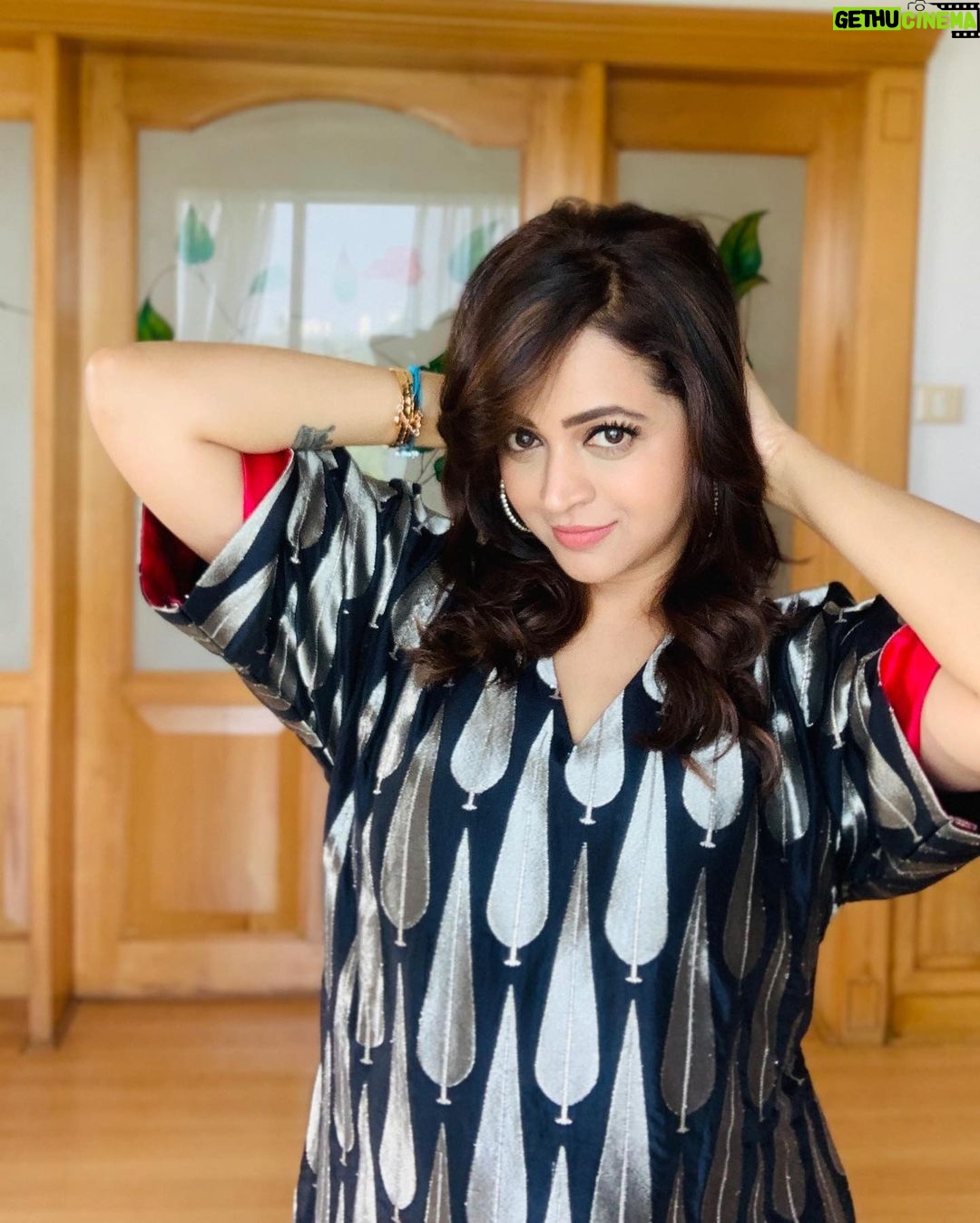 Bhavana Instagram - 🩶🤍🩶🤍 Outfit @jugalbandhi Styling @sabarinathk_ 📸 @pranavraaaj #Bhavana #BhavanaMenon #Mrsjune6