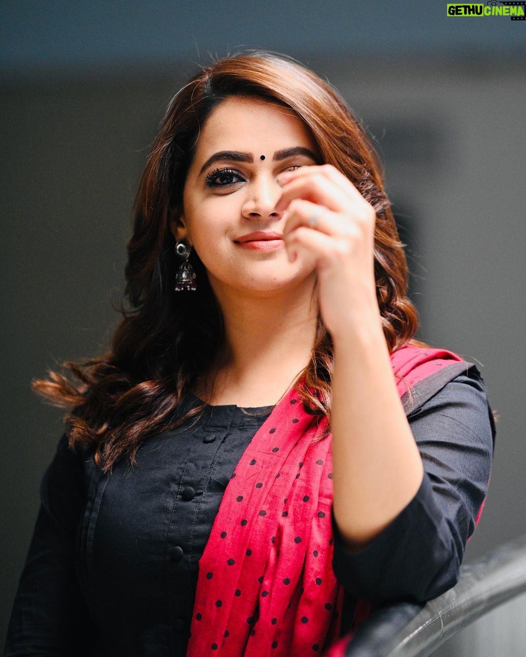 Bhavana Instagram - ♥️🖤HELLO JUNE🖤♥️ Outfit @styled_by_lichiee 📸 @hari_thirumala #Bhavana #BhavanaMenon #Mrsjune6