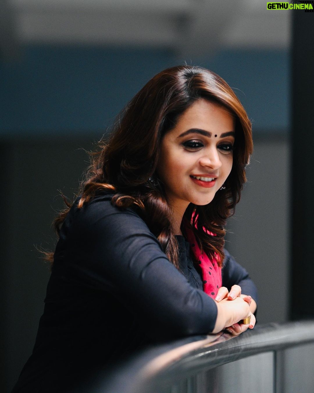 Bhavana Instagram - ♥️🖤HELLO JUNE🖤♥️ Outfit @styled_by_lichiee 📸 @hari_thirumala #Bhavana #BhavanaMenon #Mrsjune6