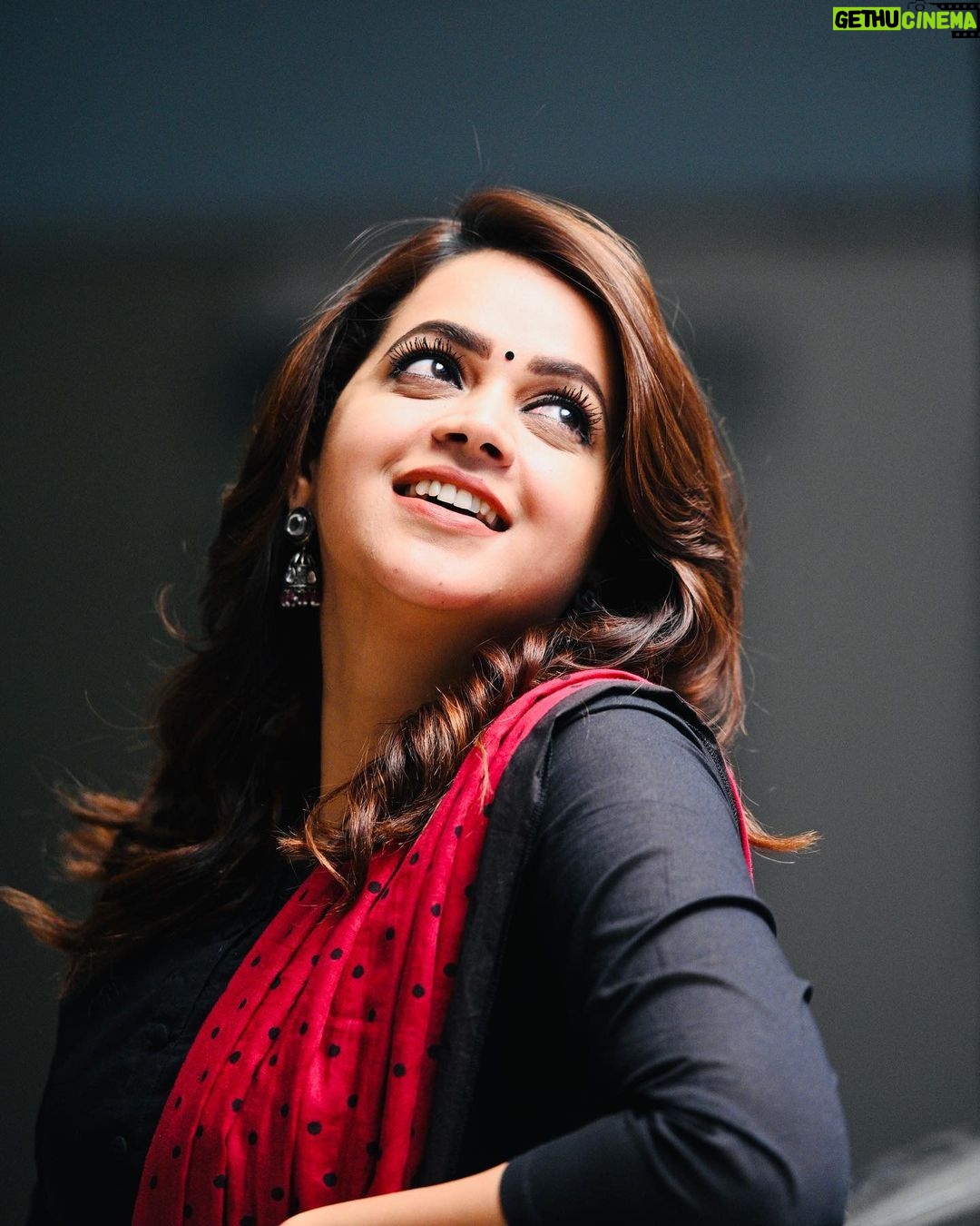 Bhavana Instagram - ♥️🖤HELLO JUNE🖤♥️ Outfit @styled_by_lichiee 📸 @hari_thirumala #Bhavana #BhavanaMenon #Mrsjune6