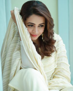 Bhavana Instagram - 🤍🕊️🕊️🤍
EID MUBARAK 🌙
Wish you all a very happy and peaceful Eid !!
Outfit and Styling @sabarinathk_ 
Hair @femy_antony__ 
Earrings @keyaa_by_kartika 
Photography @pranavraaaj #Bhavana #BhavanaMenon #Mrsjune6