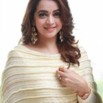 Bhavana Instagram - 🤍🕊️🕊️🤍 EID MUBARAK 🌙 Wish you all a very happy and peaceful Eid !! Outfit and Styling @sabarinathk_ Hair @femy_antony__ Earrings @keyaa_by_kartika Photography @pranavraaaj #Bhavana #BhavanaMenon #Mrsjune6