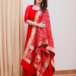 Bhavana Instagram - 🌹🌹🌹 Shoutout to the men who still buy flowers, plan dates, open doors,compliment you , encourage you , love and respect their mom wife sister daughter and women in general#HappyWomensDay Outfit @labelmdesigners Photography @pranavraaaj #Bhavana #BhavanaMenon #Mrsjune6