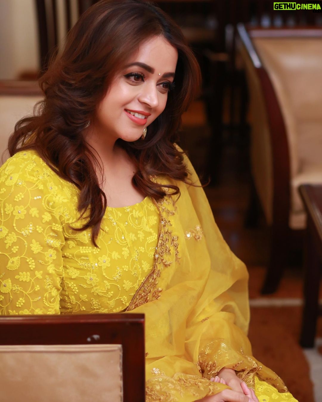 Bhavana Instagram - 🌼🌼🌼 Outfit & Styling @sabarinathk_ Hair @jeenastudio 📸 @pranavraaaj Earrings @seeruscollections #Bhavana #BhavanaMenon #MrsJune6