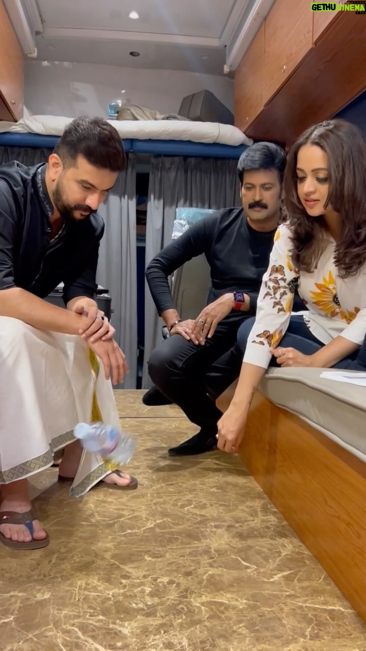 Bhavana Instagram - Third time’s the charm !! @manojkjayan @rameshpisharody video courtesy @koushikofficial._ #InstaReels #ReelItFeelIt #InstaVideo #Bhavana #BhavanaMenon #Mrsjune6 #ManojKJayan #RameshPisharody #CaravanFun #BottleThrow
