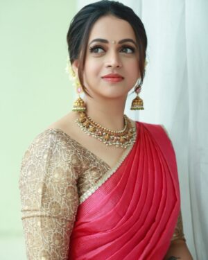 Bhavana Instagram - 🌺🌸🌼🌼🌸🌺 
Outfit and Styling @sabarinathk_ 
Jewelry @sangeetha916gold 
Makeup & Hair @sijanmakeupartist 
Photography @pranavraaaj 
#HappyOnam2022 #Bhavana #BhavanaMenon #Mrsjune6