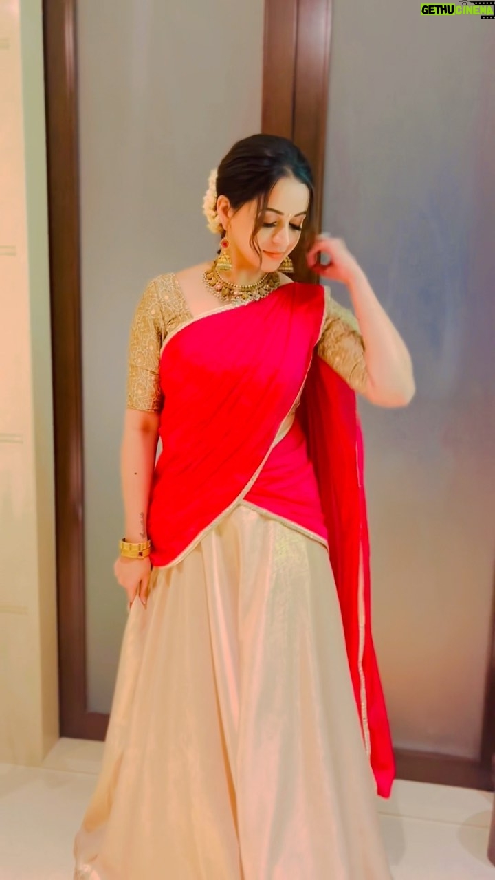Bhavana Instagram - 🌺🌸🌼🪷🌼🌸🌺 #Onam2022 #HappyOnamInstaFam #ReelsVideo #ReelsInsta #Bhavana #BhavanaMenon #Mrsjune6 #ReelItFeelIt #TamilSong #ARRahman #MargazhiPoove
