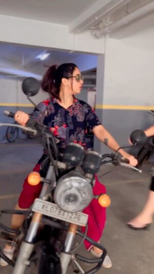Bhavana Instagram - Excuse the unavailability of Baggy jeans and shoes in this performance ⚠️😜
Concept & Direction @bhavzmenon 
Editing @shilpabala 
Production @mrudula.murali 
Sound @shafna.nizam 
#InstaReels #InstaVideo #ReelsInsta #ReelItFeelIt #Bhavana #BhavanaMenon #Mrsjune6 #Shilpabala #MrudulaMurali #ShafnaNizam #Malayalam #MalayalamSong #90sNostalgia #Bullet #BulletLovers #RoyalEnfield