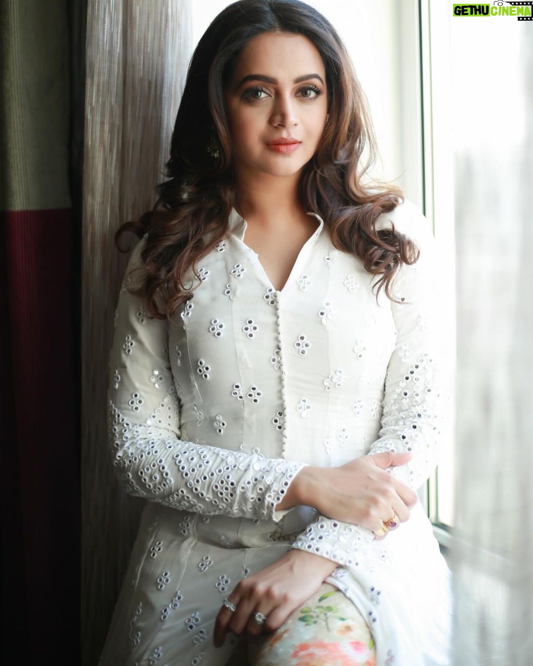Bhavana Instagram - No colour will ever be brighter for me than White 🤍 Outfit & Styling @sabarinathk_ Photography @pranavraaaj Makeup @renjurenjimar Hair @sudhiar.hairandmakeup Makeup Assistant @surya_ishaan #Bhavana #BhavanaMenon #Mrsjune6