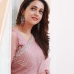 Bhavana Instagram - 🌸🌸🌸🌸 Styling @sabarinathk_ Jewellery @seeruscollections Hair @jeenastudio Photography @pranavraaaj Makeup by me 🧚🏻‍♀️ #Bhavana #BhavanaMenon #Mrsjune6