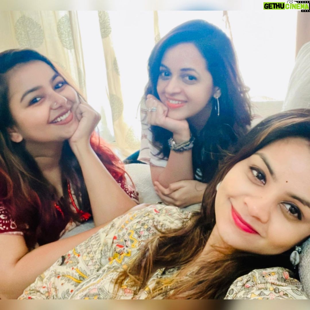 Bhavana Instagram - A billion giggles ๐A million smiles๐A thousand hugs ๐#FriendsForever #Bhavana #BhavanaMenon #Mrsjune6 #MrudulaMurali #Shilpabala #FriendShip