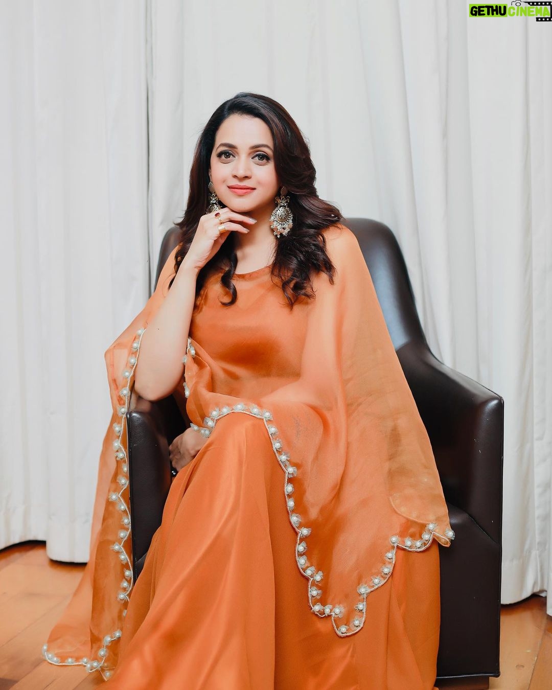 Bhavana Instagram - 🍊🍊🍊 Orange is the happiest color -Frank Sinatra Outfit @rehanabasheerofficial Photography @akshaykumar_photography Earrings @pureallure.in #Bhavana #BhavanaMenon #MrsJune6