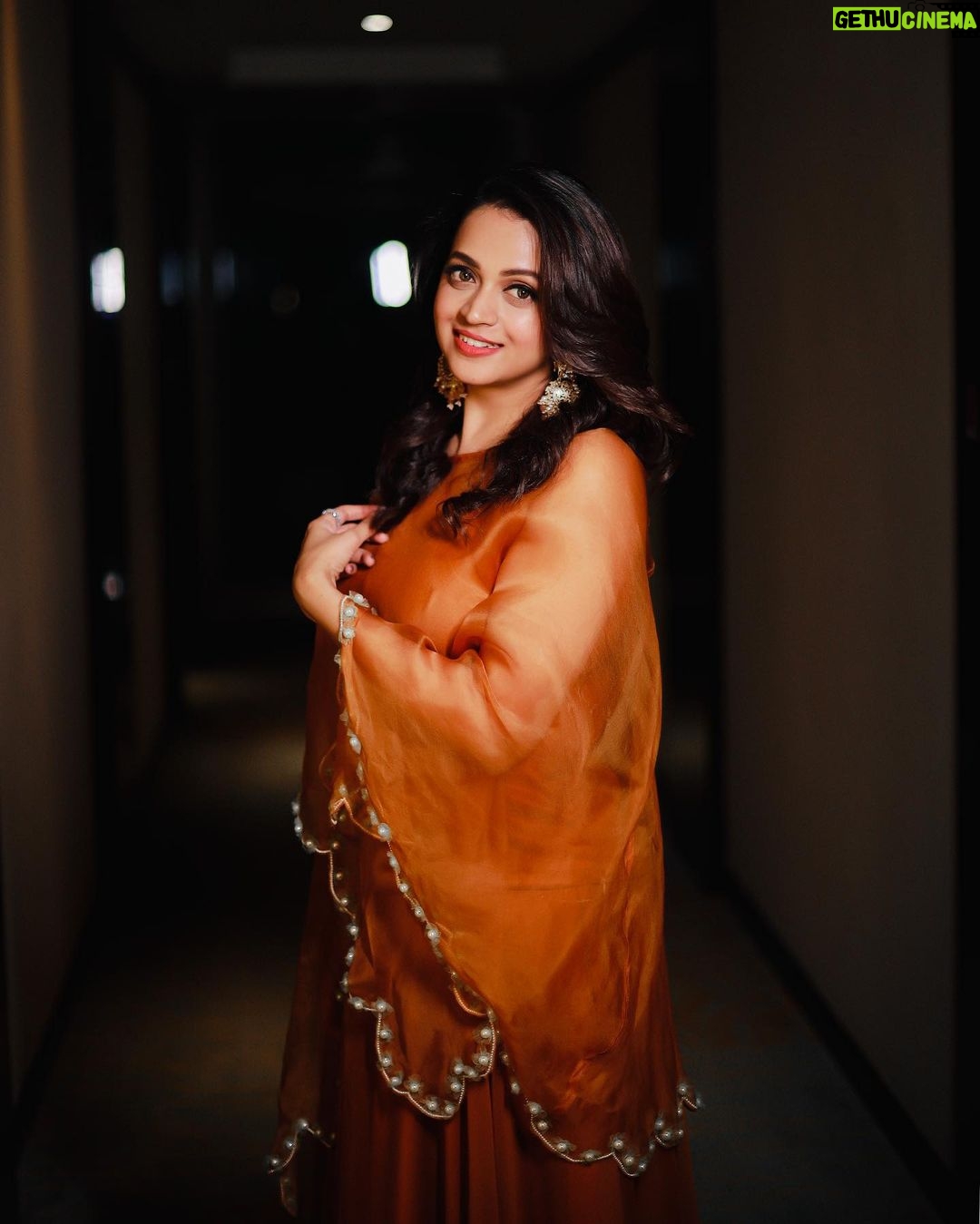 Bhavana Instagram - 🍊🍊🍊 Orange is the happiest color -Frank Sinatra Outfit @rehanabasheerofficial Photography @akshaykumar_photography Earrings @pureallure.in #Bhavana #BhavanaMenon #MrsJune6