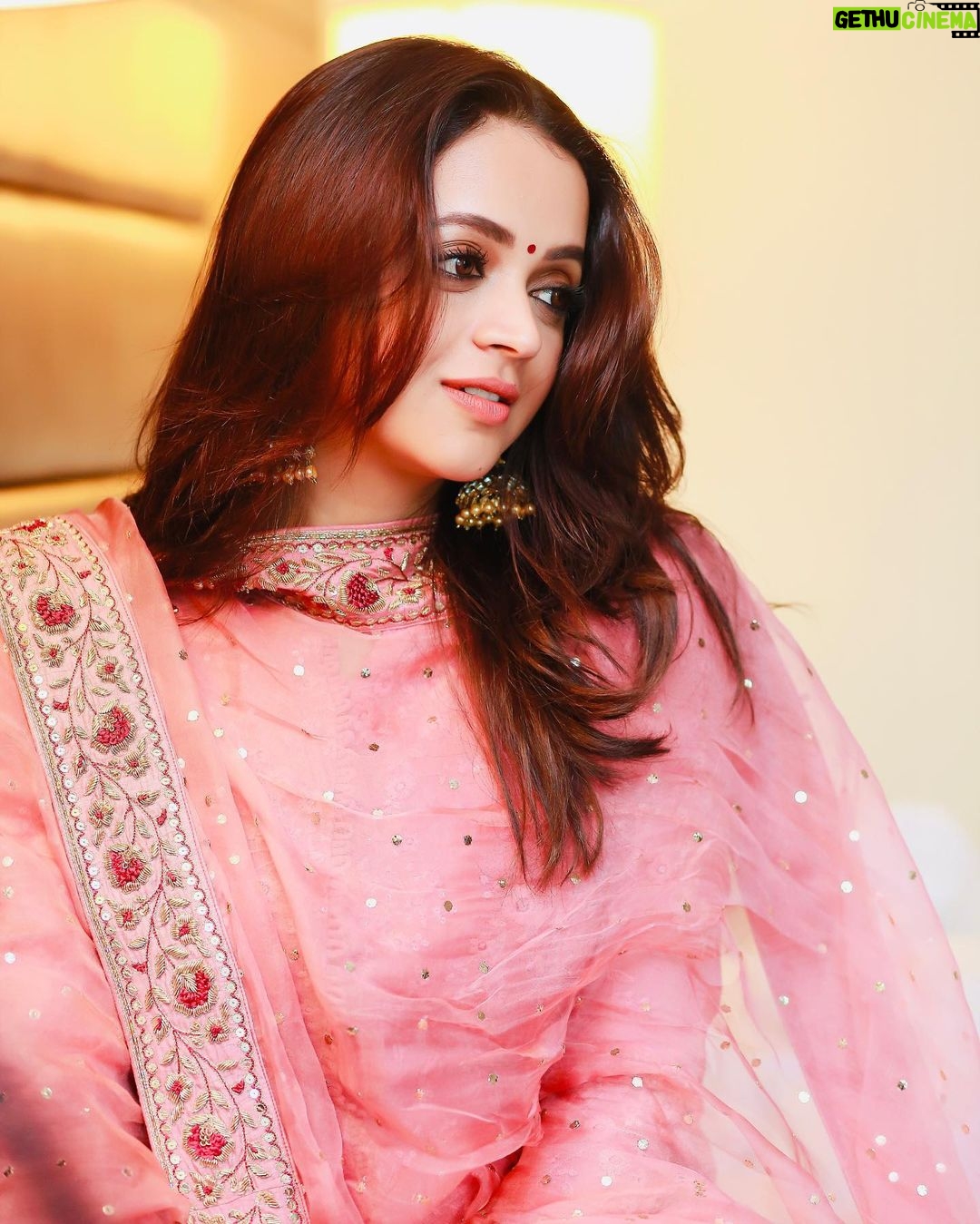 Bhavana Instagram - Today I’m choosing Happiness 💗 Outfit @shemyofficial Photography @pranavraaaj Styling & Accessories @sabarinathk_ Makeup and Hair by Me 🤪 #Bhavana #BhavanaMenon #Mrsjune6