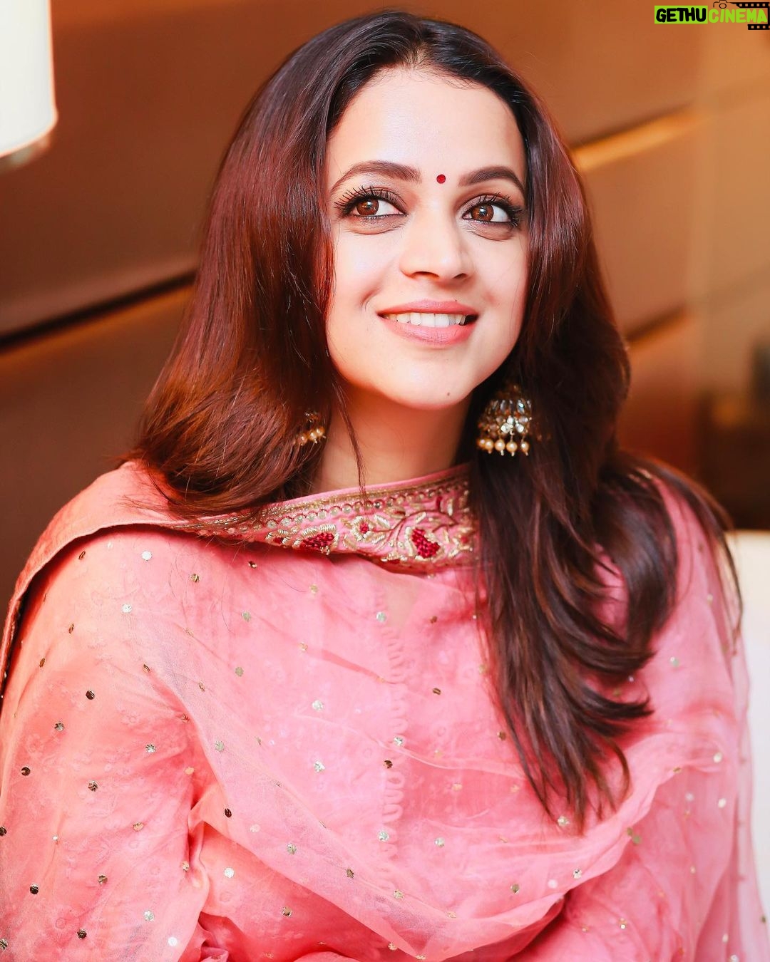 Bhavana Instagram - Today I’m choosing Happiness 💗 Outfit @shemyofficial Photography @pranavraaaj Styling & Accessories @sabarinathk_ Makeup and Hair by Me 🤪 #Bhavana #BhavanaMenon #Mrsjune6