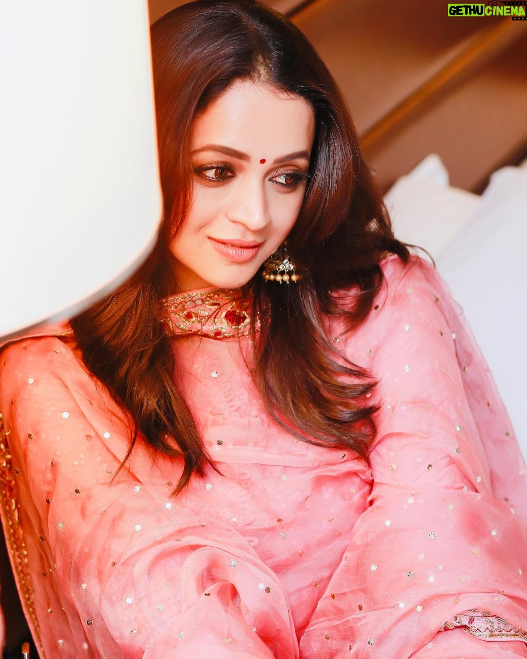 Bhavana Instagram - Today I’m choosing Happiness 💗 Outfit @shemyofficial Photography @pranavraaaj Styling & Accessories @sabarinathk_ Makeup and Hair by Me 🤪 #Bhavana #BhavanaMenon #Mrsjune6