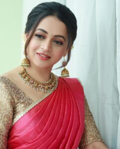 Bhavana Instagram - 🌺🌸🌼🌼🌸🌺 Outfit and Styling @sabarinathk_ Jewelry @sangeetha916gold Makeup & Hair @sijanmakeupartist Photography @pranavraaaj #HappyOnam2022 #Bhavana #BhavanaMenon #Mrsjune6