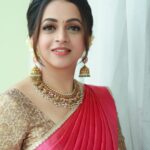 Bhavana Instagram - 🌺🌸🌼🌼🌸🌺 Outfit and Styling @sabarinathk_ Jewelry @sangeetha916gold Makeup & Hair @sijanmakeupartist Photography @pranavraaaj #HappyOnam2022 #Bhavana #BhavanaMenon #Mrsjune6