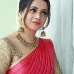 Bhavana Instagram - 🌺🌸🌼🌼🌸🌺 Outfit and Styling @sabarinathk_ Jewelry @sangeetha916gold Makeup & Hair @sijanmakeupartist Photography @pranavraaaj #HappyOnam2022 #Bhavana #BhavanaMenon #Mrsjune6