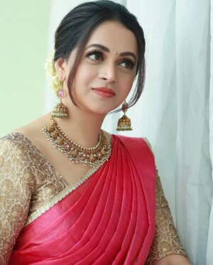 Bhavana Instagram - 🌺🌸🌼🌼🌸🌺 
Outfit and Styling @sabarinathk_ 
Jewelry @sangeetha916gold 
Makeup & Hair @sijanmakeupartist 
Photography @pranavraaaj 
#HappyOnam2022 #Bhavana #BhavanaMenon #Mrsjune6