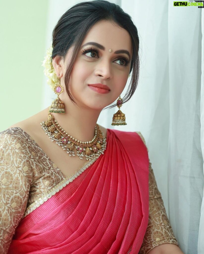 Bhavana Instagram - 🌺🌸🌼🌼🌸🌺 Outfit and Styling @sabarinathk_ Jewelry @sangeetha916gold Makeup & Hair @sijanmakeupartist Photography @pranavraaaj #HappyOnam2022 #Bhavana #BhavanaMenon #Mrsjune6