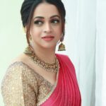 Bhavana Instagram - 🌺🌸🌼🌼🌸🌺 Outfit and Styling @sabarinathk_ Jewelry @sangeetha916gold Makeup & Hair @sijanmakeupartist Photography @pranavraaaj #HappyOnam2022 #Bhavana #BhavanaMenon #Mrsjune6