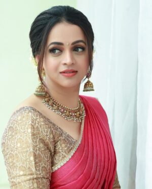 Bhavana Instagram - 🌺🌸🌼🌼🌸🌺 
Outfit and Styling @sabarinathk_ 
Jewelry @sangeetha916gold 
Makeup & Hair @sijanmakeupartist 
Photography @pranavraaaj 
#HappyOnam2022 #Bhavana #BhavanaMenon #Mrsjune6